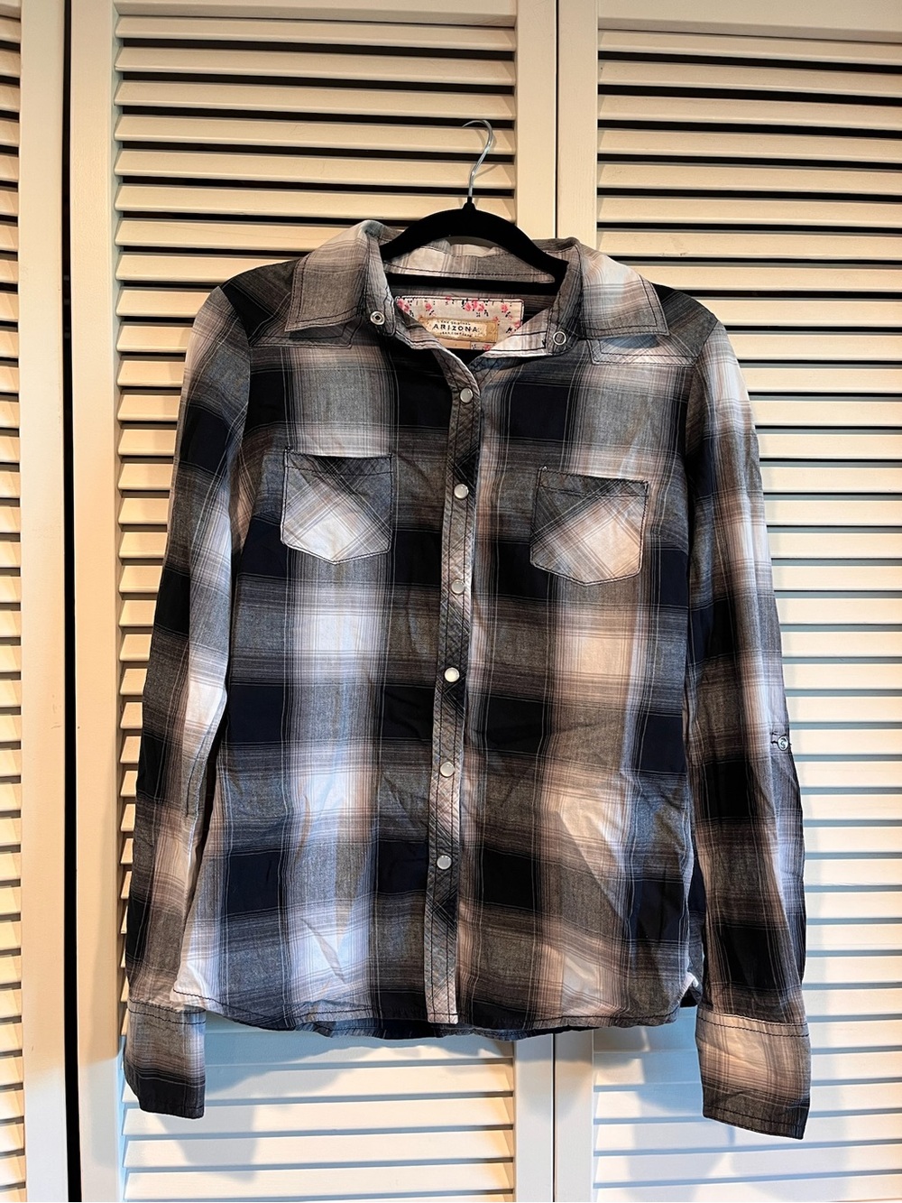 Arizona Jean Company Men’s Black and Gray Plaid Button-Down Shirt